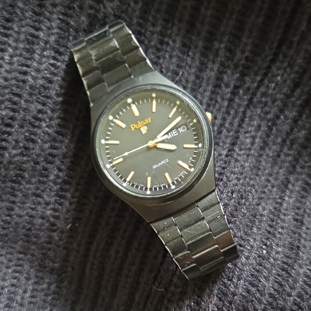 Vintage Pulsar Quartz Black and Gold Men's Watch Y113-7039